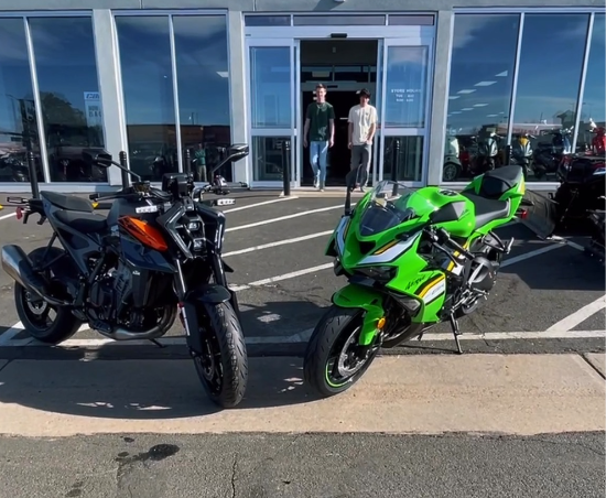 You are currently viewing Sport Bike vs Naked Bike: The Ultimate Showdown! 🏍️🔥 Which will you choose?