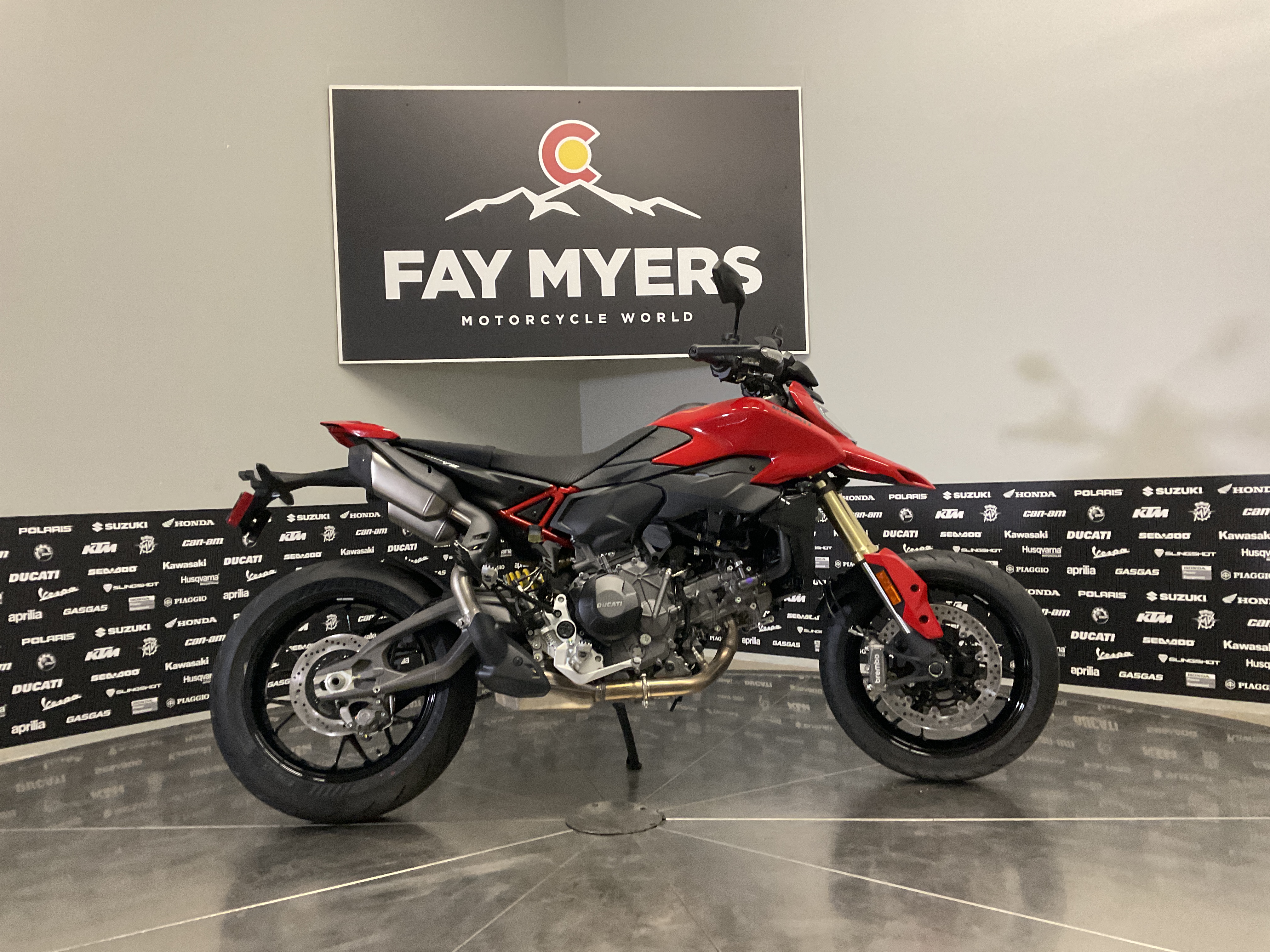 2027 DUCATI HYPERMOTARD V2 New Units - Ducati Motorcycle
