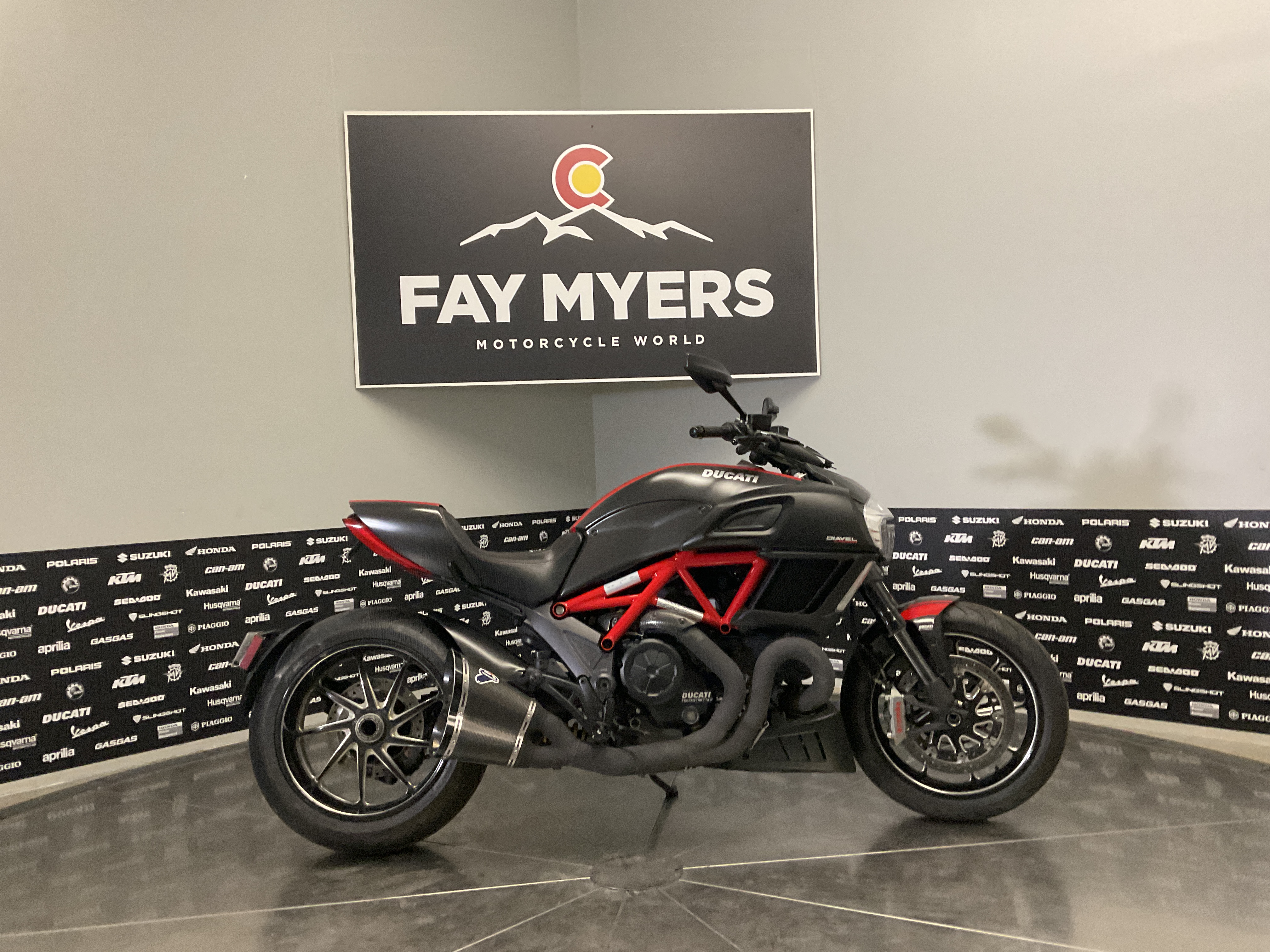 2015 Ducati DIAVEL - CARBON Base — photo 1 of 10