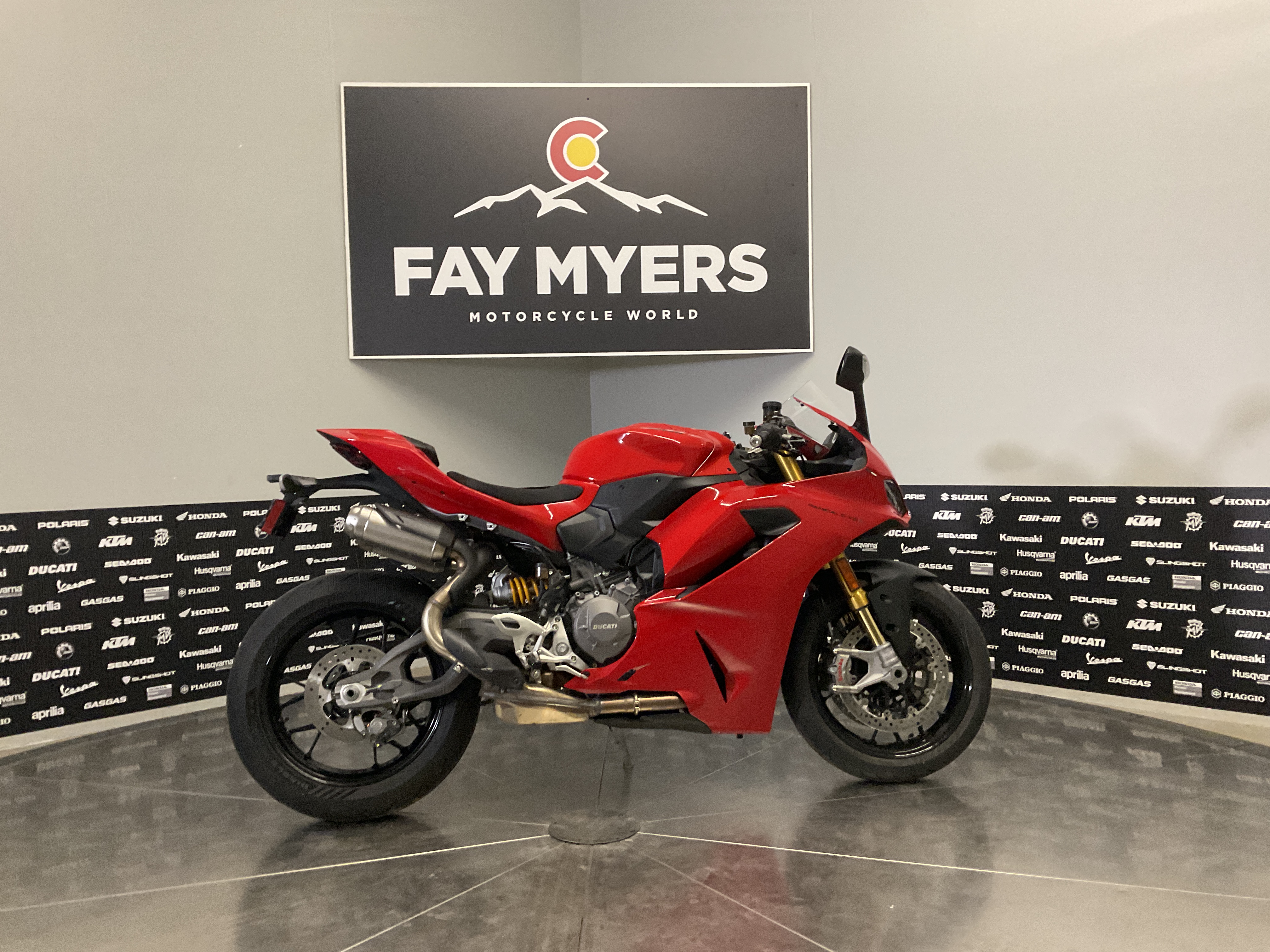 2025 Ducati PANIGALE V2 S — photo 1 of 10