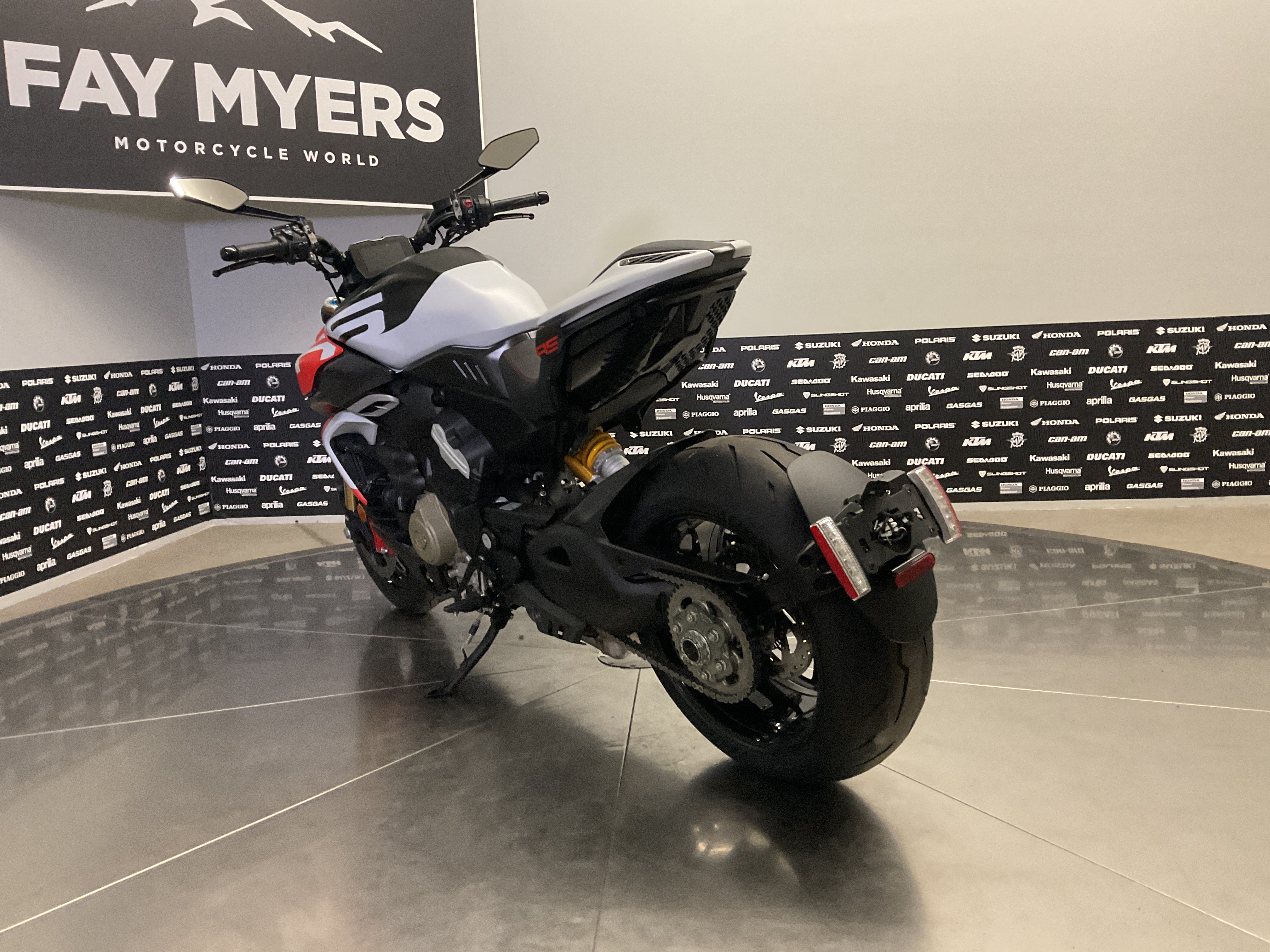 2027 DUCATI DIAVEL V4 RS New Units - Ducati Motorcycle