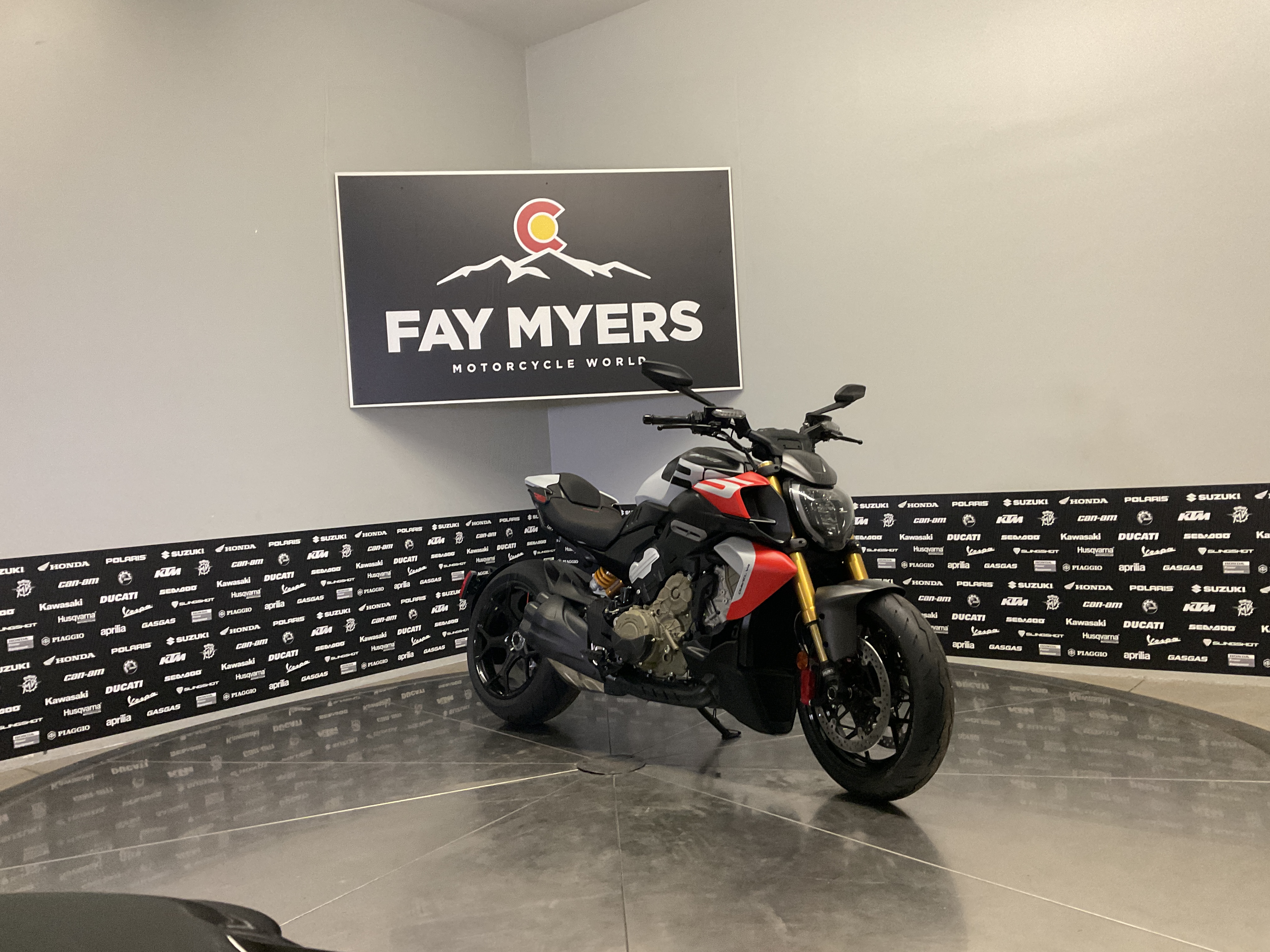 2027 DUCATI DIAVEL V4 RS New Units - Ducati Motorcycle